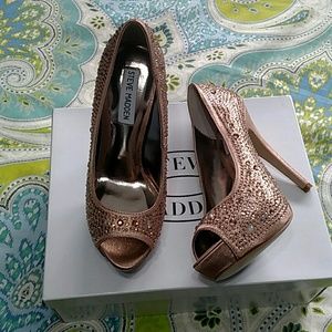 NWT stunning rose gold Steve Madden heels